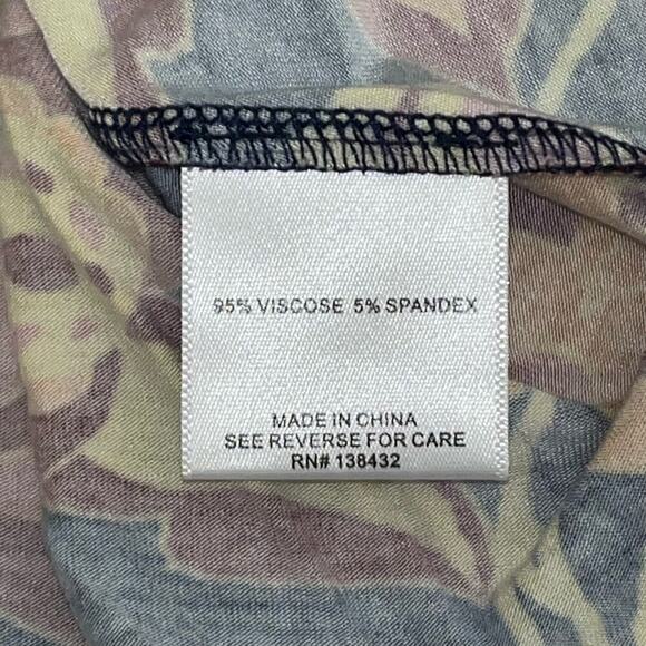 ModCloth V-Neck Shark Tail Hemline Tank Top | Women’s Size Small - Picture 7 of 8